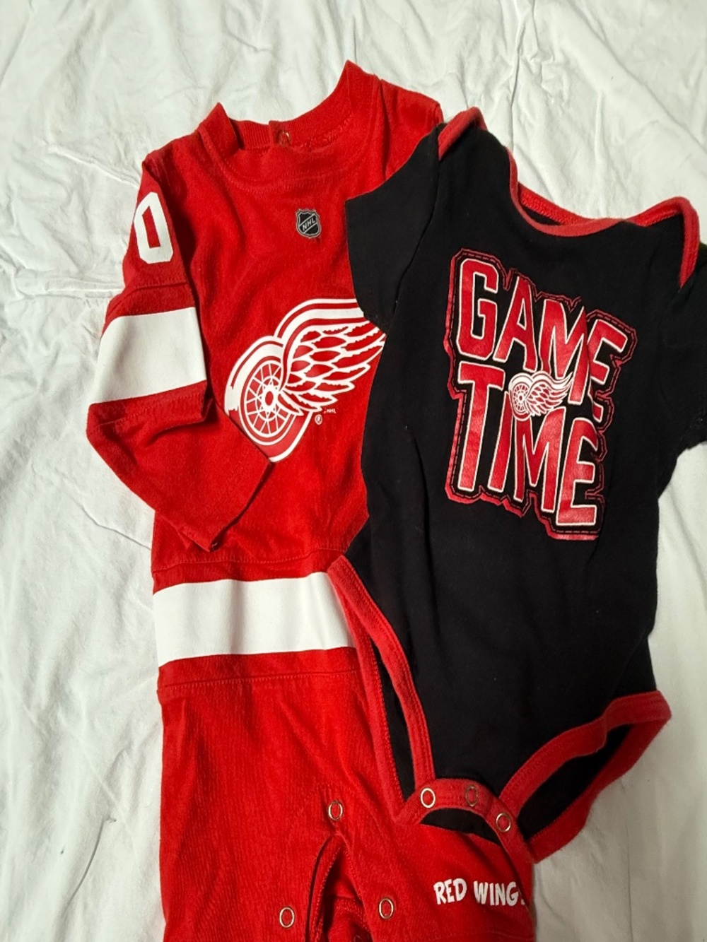 NHL Redwings swag for baby! On-site and Onepiece bundle